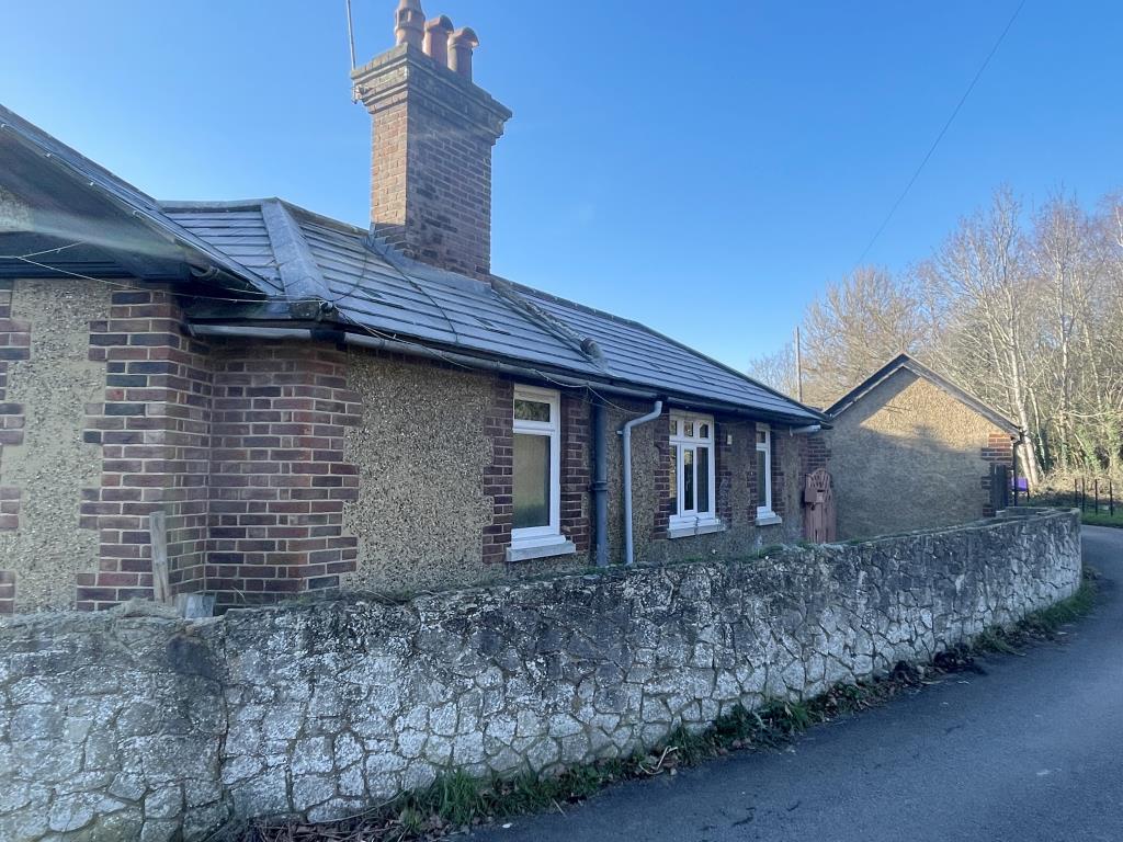Lot: 51 - LARGE BUNGALOW IN MOTE PARK IN NEED OF IMPROVEMENT - view of bungalow in need of refurbishment